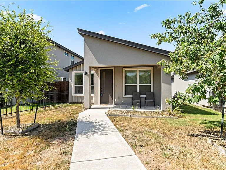 1321 Xavier Ave — Photo 2