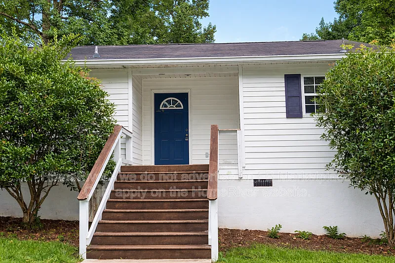 3 bed, 2.0 bath, 1400 sqft, $1,400 — Photo 2