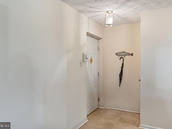 3rd image of 907 Woodbridge Ct Unit 907G