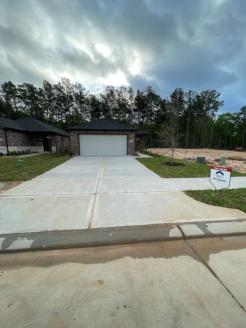 Preleasing Beautiful 4 Bedroom, 2 Bathroom Home in Conroe — Photo 3