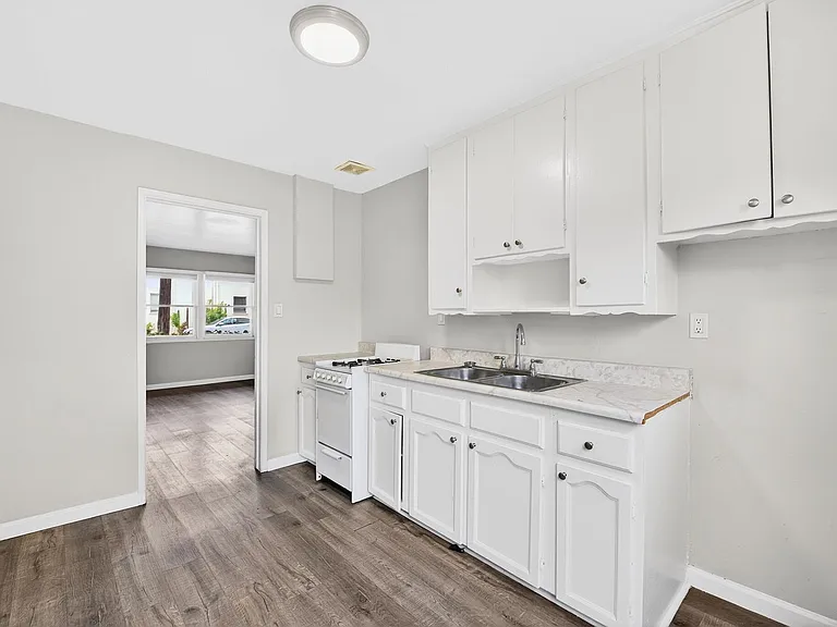 445 W 15th St — Photo 23
