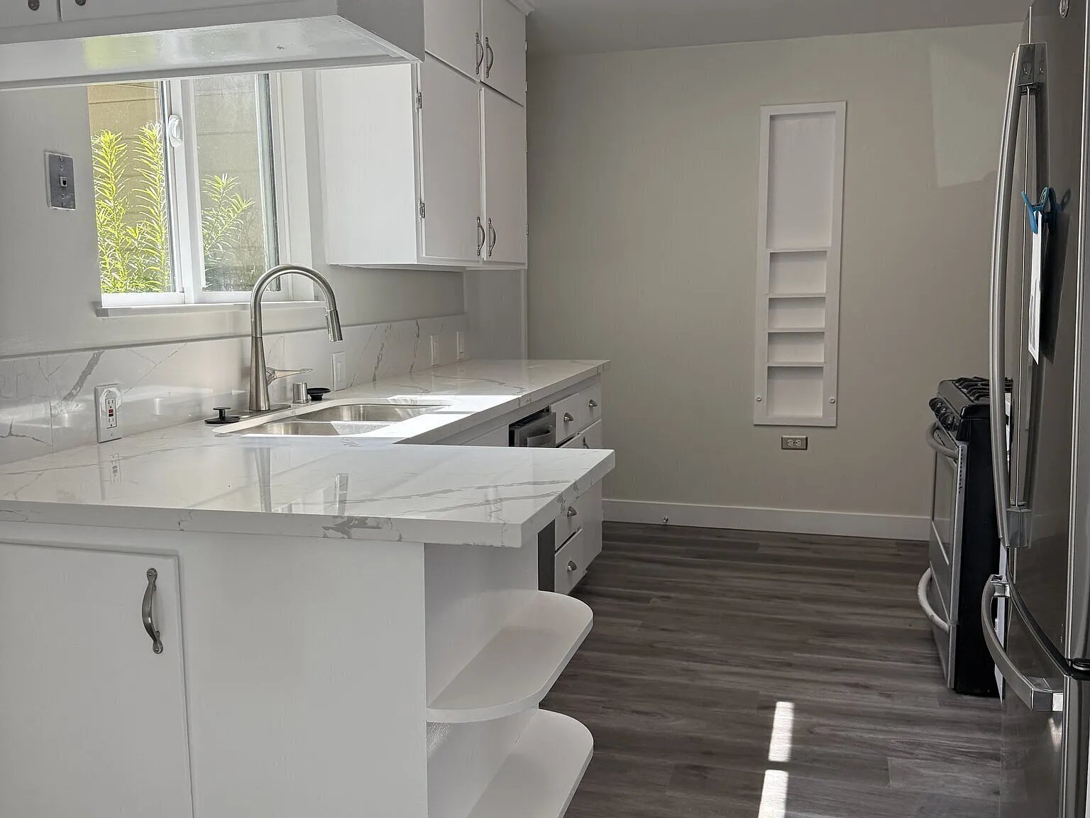 Cute 2BR + office, 1 BA Home near Woodside Plaza — Photo 4