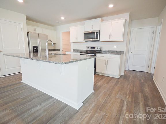 5th image of 26 Lillian Ln