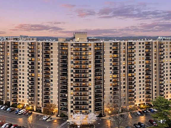 3rd image of 307 Yoakum Pkwy APT 706