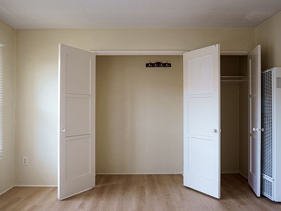 4th image of 2919-2925 E Theresa St