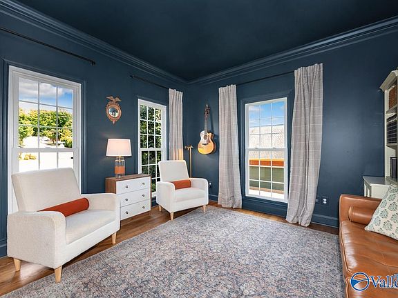 5th image of 2123 Greenslope Trl NE