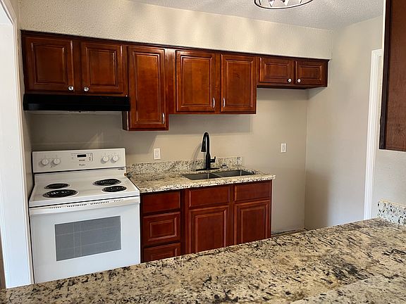 4th image of 2440 Williamsburg Dr