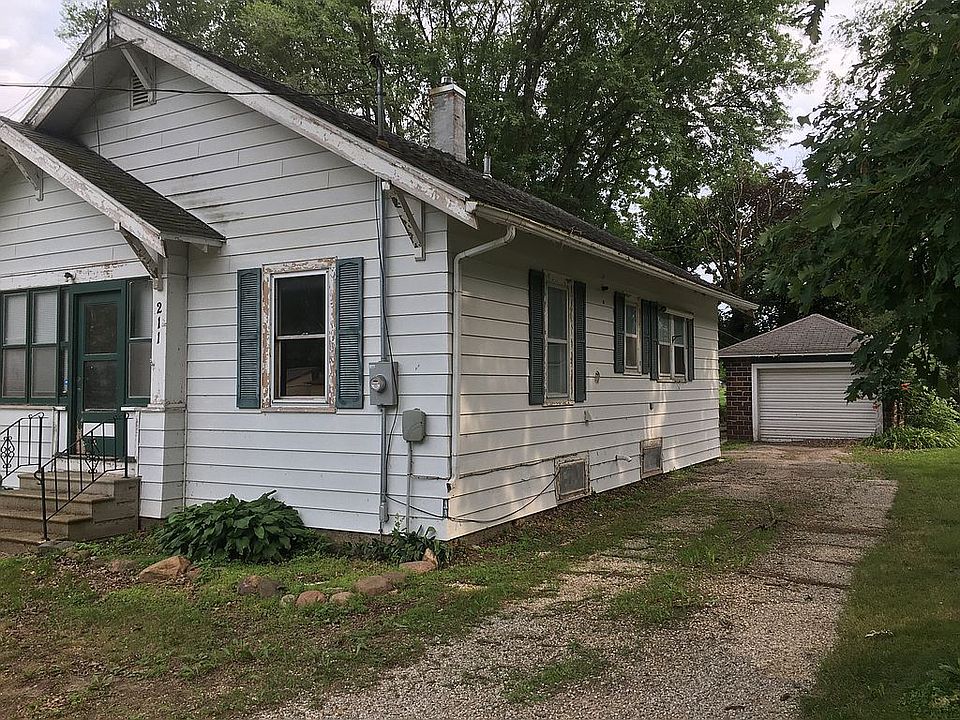 2nd image of 211 Pine St