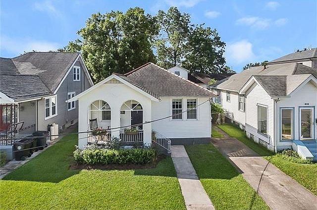 1st image of 814 Voisin St