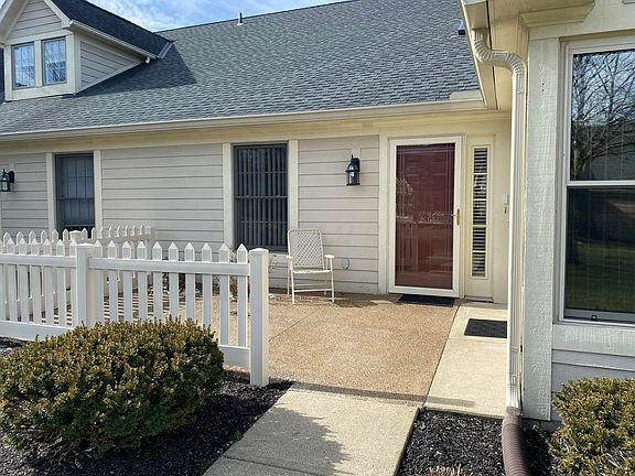 3rd image of 110 Stonington Pl