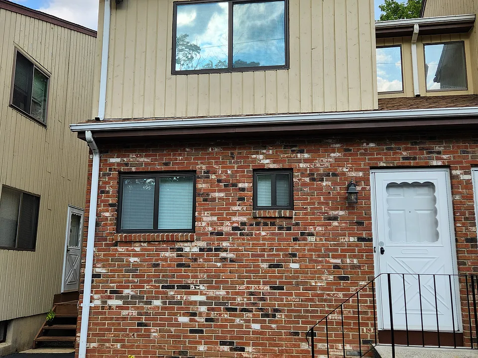 60 Wolfpit Ave #1B