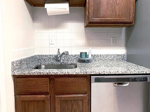 4th image of 3814 Lyndhurst Dr APT 102