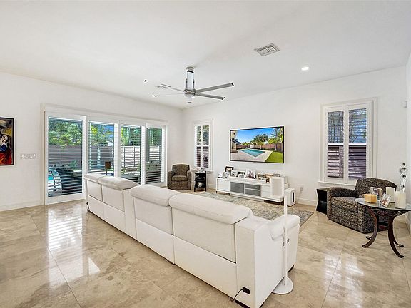3rd image of 517 NE 11th Avenue