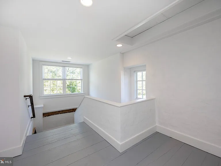 609 W Lincoln Hwy — Photo 24