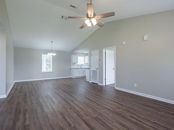 4th image of 102 Carolina St