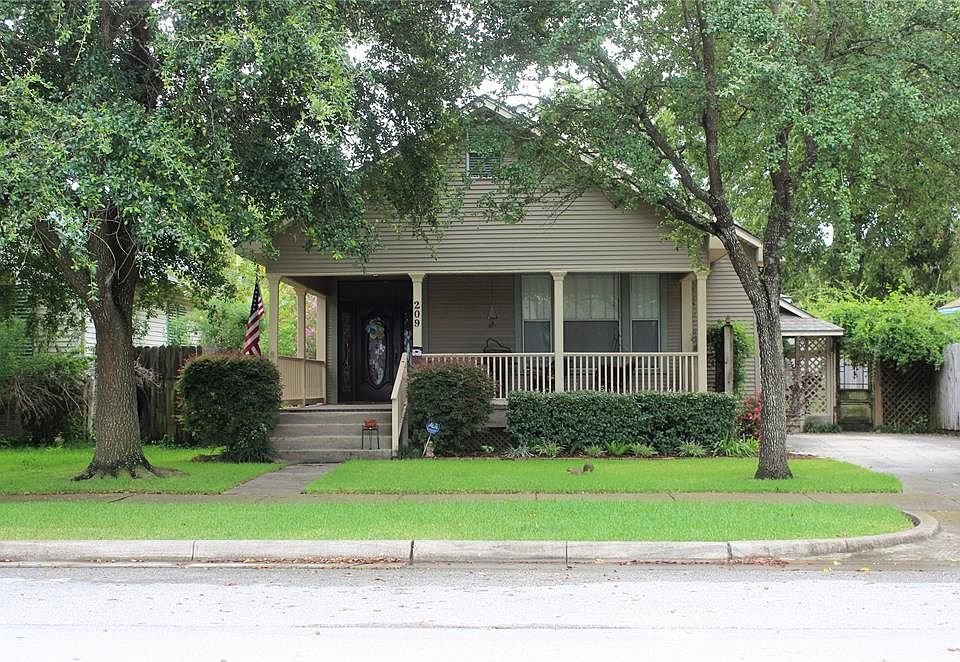 1st image of 209 11th Ave N