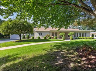 6717 N Holly Ct, Fox Pt, WI 53217