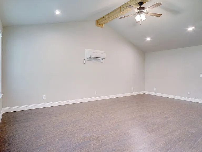 1511 Clover Ln. — Photo 4