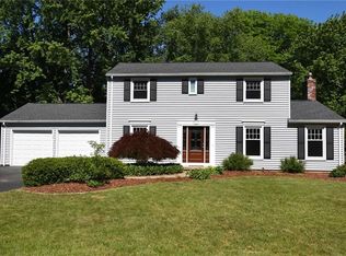 7 Thornwood Cir, Pittsford, NY
