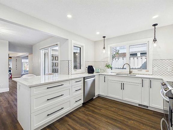 3rd image of 20 E Midpark Cres SE #252