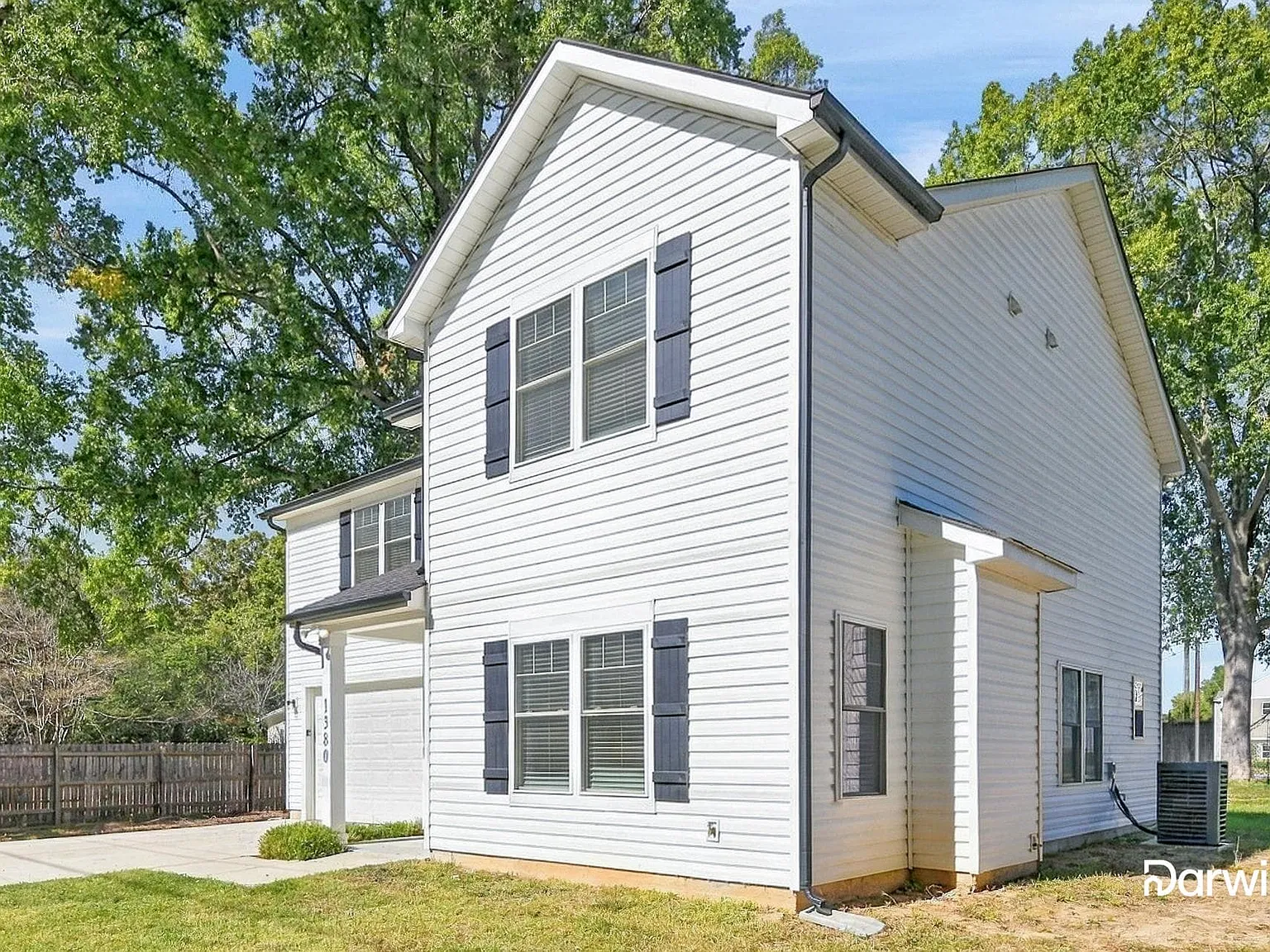 4 bed, 2.5 bath, 1961 sqft, $2,240 — Photo 2