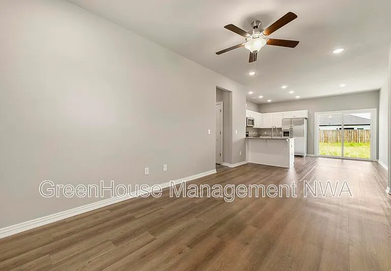 210 Williams Ct — Photo 2