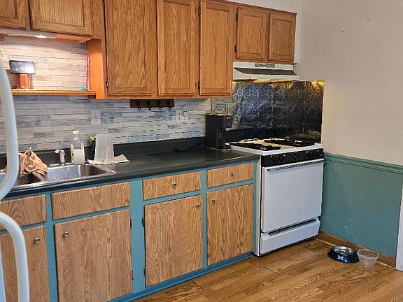Eat-in Kitchen1