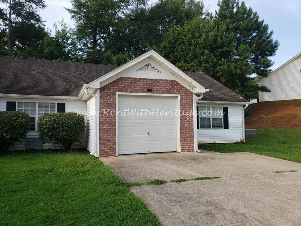 Building Photo - 209 E Wilson St #103