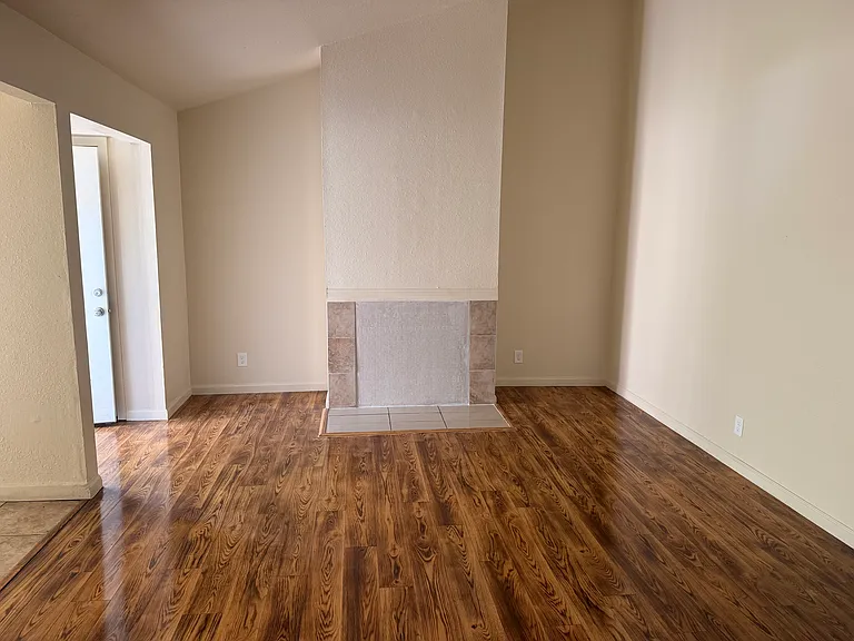 2015 Comstock Dr #2015 — Photo 2