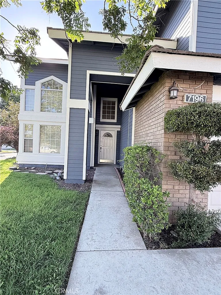5 bed, 2272 sqft, $3,650 — Photo 3