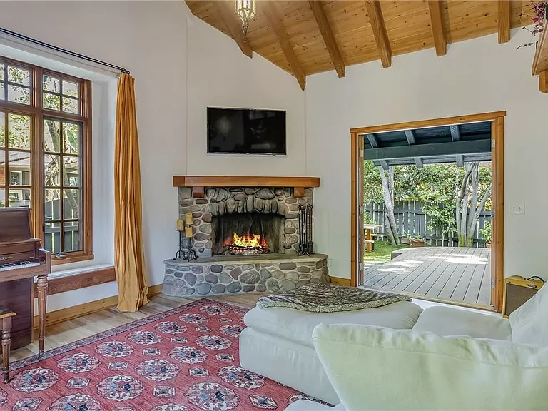 1225 Roosevelt Ln — Photo 3