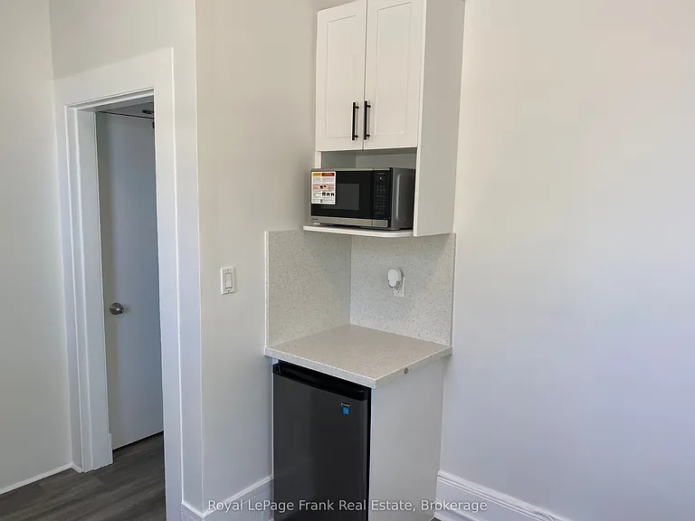 859 Dundas St W #9 — Photo 6