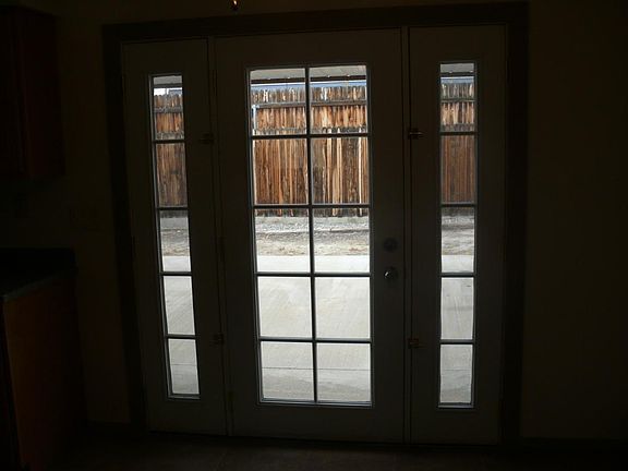 4th image of 915 N Chaparral St
