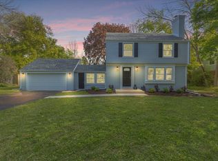 1015 E Fox Ln, Fox Pt, WI 53217