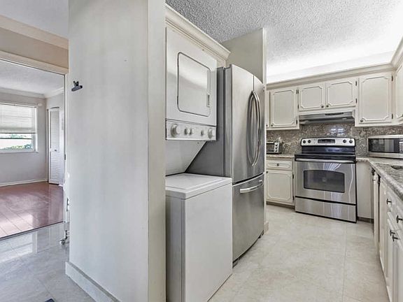 5th image of 2460 Juniper Dr APT 201