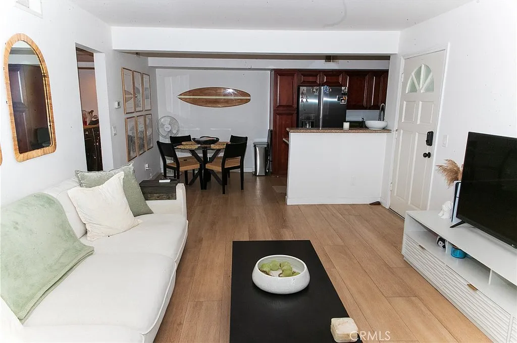 2 bed, 845 sqft, $3,300 — Photo 4