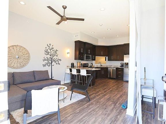 3rd image of 212 SE A St