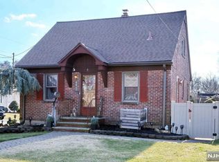 5 Sherwood Rd, Dumont, NJ 07628