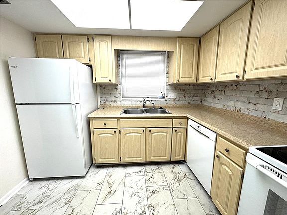 3rd image of 610 Indian Rocks Rd N APT 103