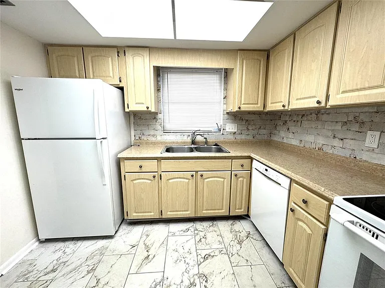 610 Indian Rocks Rd N #103 — Photo 3