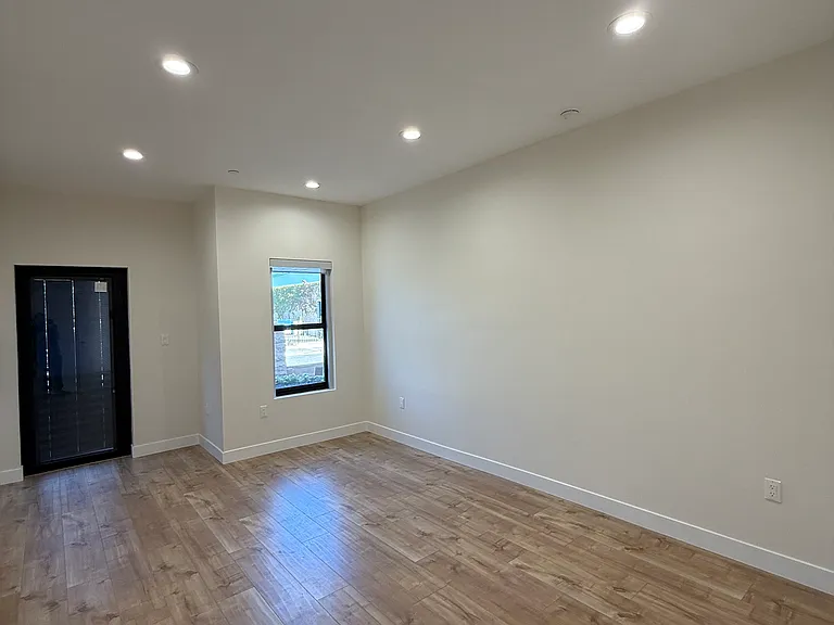 2215 N Naomi St #101 — Photo 5