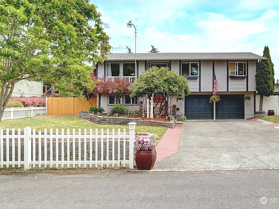 2nd image of 1328 Woodglen Street NE