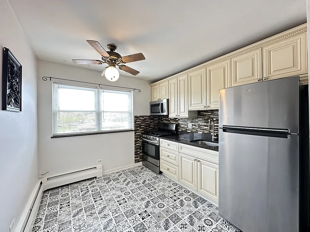 Building Photo - 6273 N Cicero Ave #5B