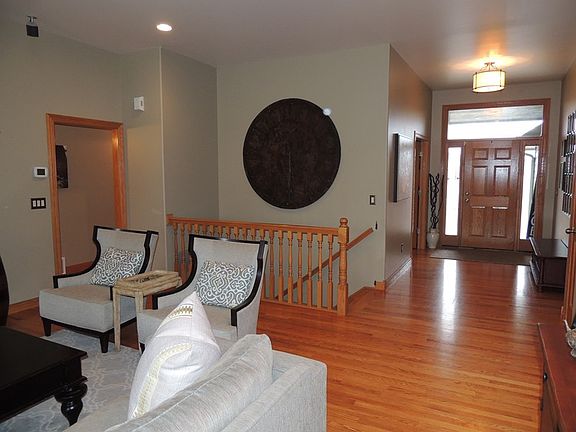 3rd image of 511 Applewood Dr