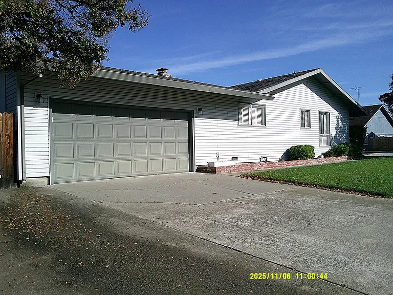 390 S Almond St — Photo 5