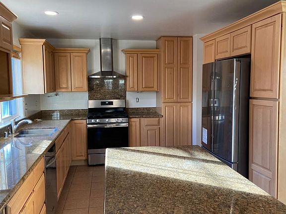 3rd image of 19 Atherton Cir