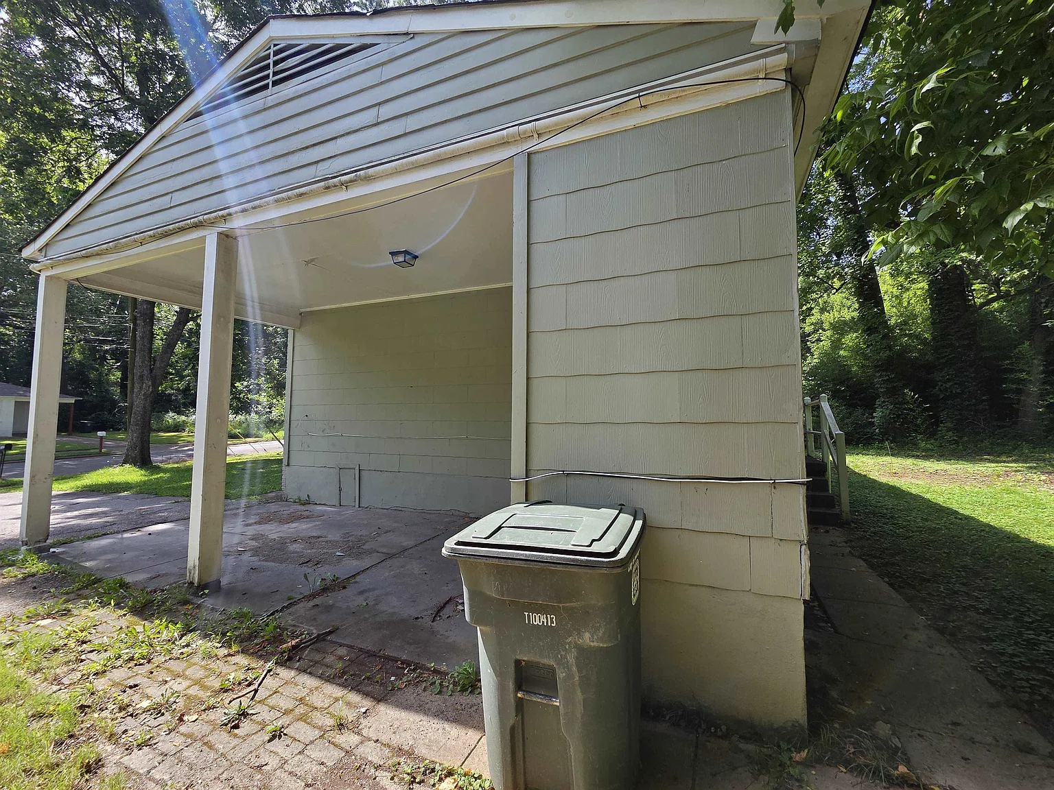 3 bed, 1.0 bath, 984 sqft, $1,050 — Photo 2