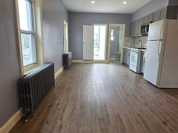 3rd image of 606 Tasker St