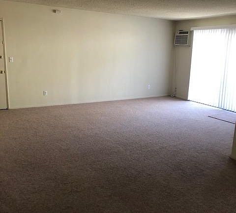 5th image of 2831 Montrose Ave APT 12