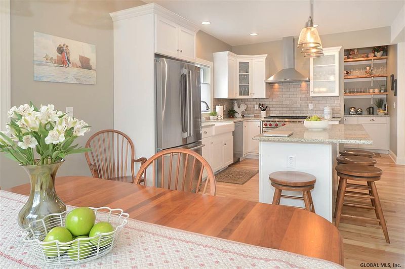 3rd image of 108 Lakepointe Way